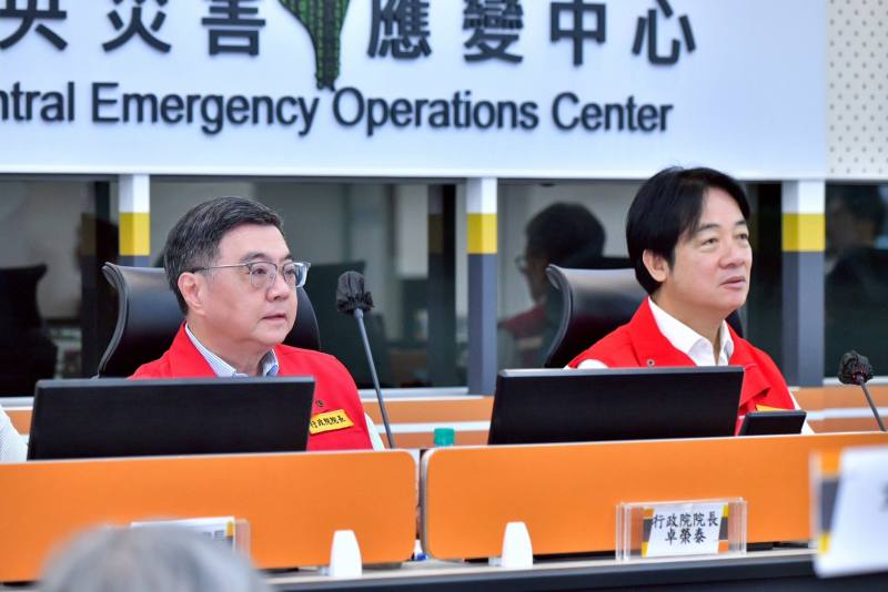 行政院長卓榮泰陪同總統賴清德視導巴威颱風中央災害應變中心