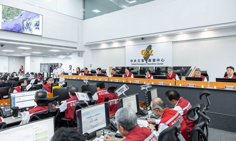 總統感謝中央災害應變中心、各部會、地方政府及國軍投入防救災整備工作
