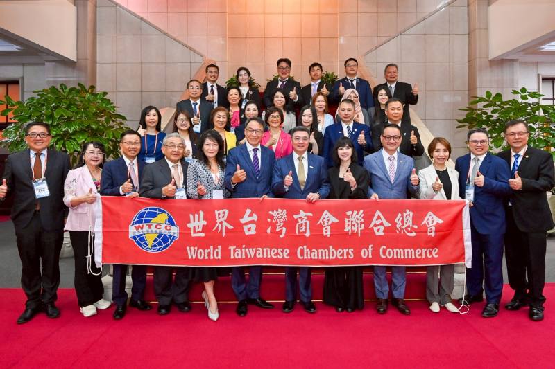 行政院長卓榮泰接見「世界臺灣商會聯合總會第32屆回國訪問團」
