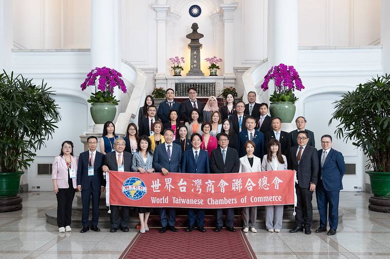 總統與訪賓一行合影