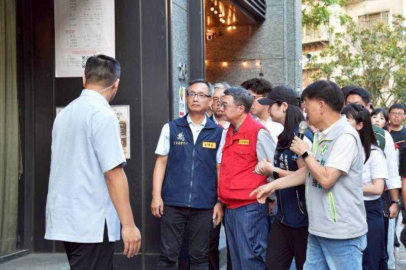 行政院長卓榮泰視察內湖區金龍路防颱整備情形