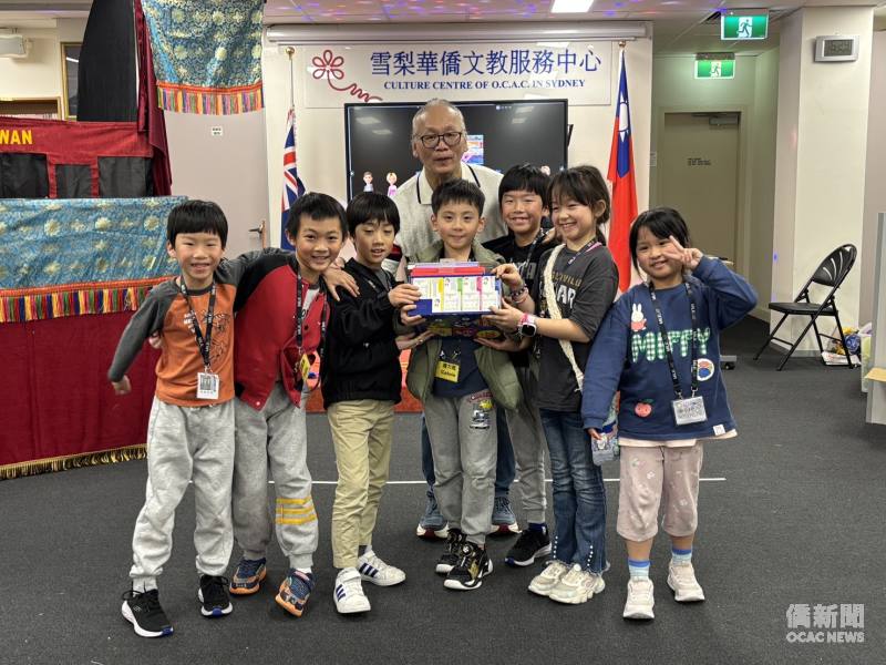 澳洲東方文化學校校長簡明輝頒發最佳團隊獎，鼓勵孩子保持良好的學習態度