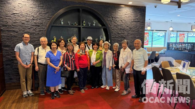 全美臺灣人權協會副會長陳桂鈴 (前排左4)、協會理事暨活動主責人賴琦亮 (前排左1)、協會理事陳煒仁(後排左1)、北美洲臺灣婦女會威伊州分會會長陳美麗(前排左3)、芝加哥臺灣同鄉會前會長林敬賢(前排右1)以及大芝加哥地區臺僑團體成員合影。