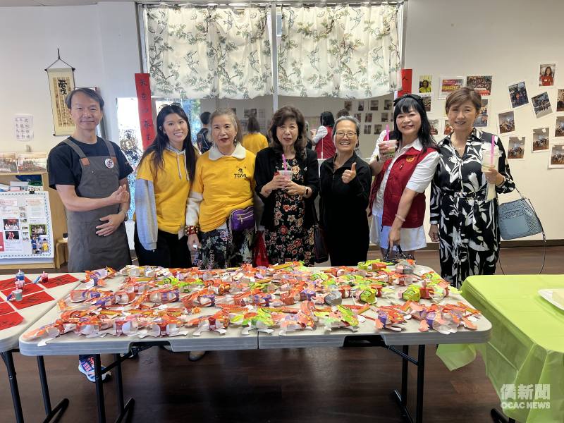 與會貴賓觀賞學員手工藝品。