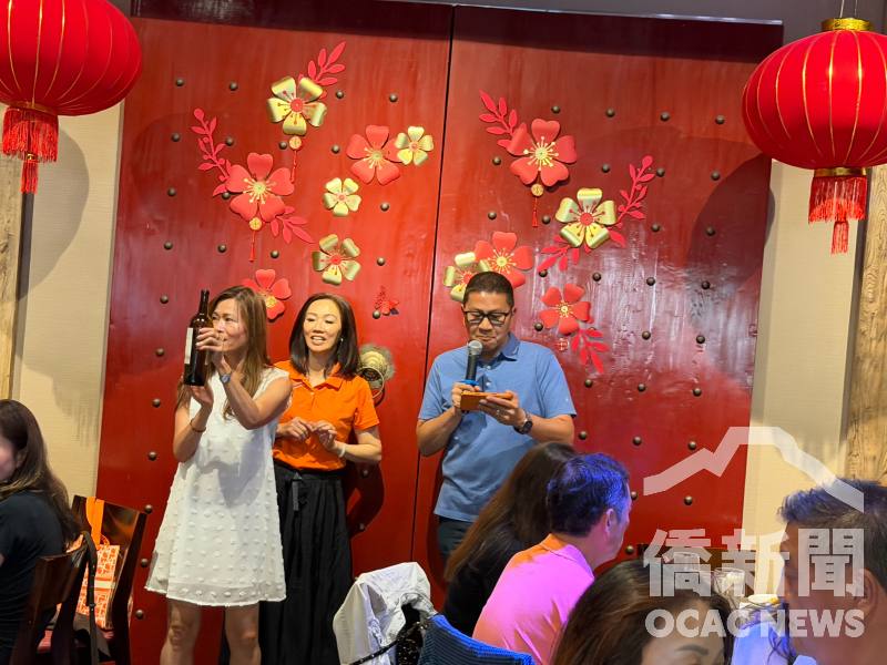 僑務委員汪蔚興(右)介紹法國美酒