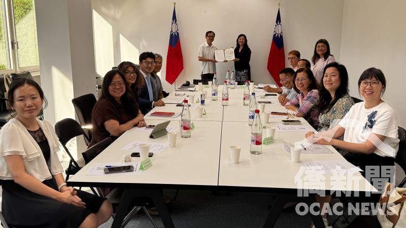 羅美舜代表僑委會頒發僑務顧問聘書