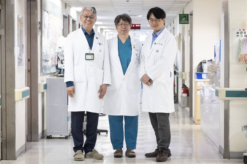 亞東紀念醫院團隊從自身經驗、醫護及病人反饋，思索可以從哪些面向優化既有流程，讓醫療回歸核心照護本質。由左至右依序為數位發展部主任郭冠宏、副院長洪芳明、醫療事務處主任劉佳穎。
