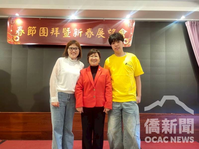 海外青年⽂化⼤使（FASCA）溫哥華分會學員陳源亨（右）參加2026年大溫哥華僑界春節團拜暨新年展望茶會，並與僑務委員會委員長徐佳青合影。