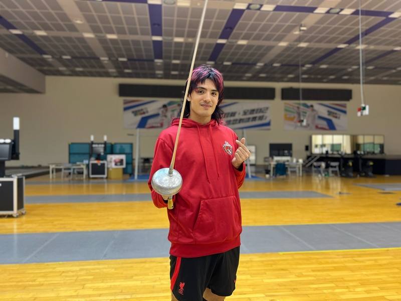 台灣男子銳劍隊睽違36年重返亞運舞台，現年27歲的台法混血好手葛屹盧（圖）11日表示，很榮幸代表台灣征戰名古屋亞運，會將目標鎖定金牌，盼讓更多台灣人認識擊劍運動。