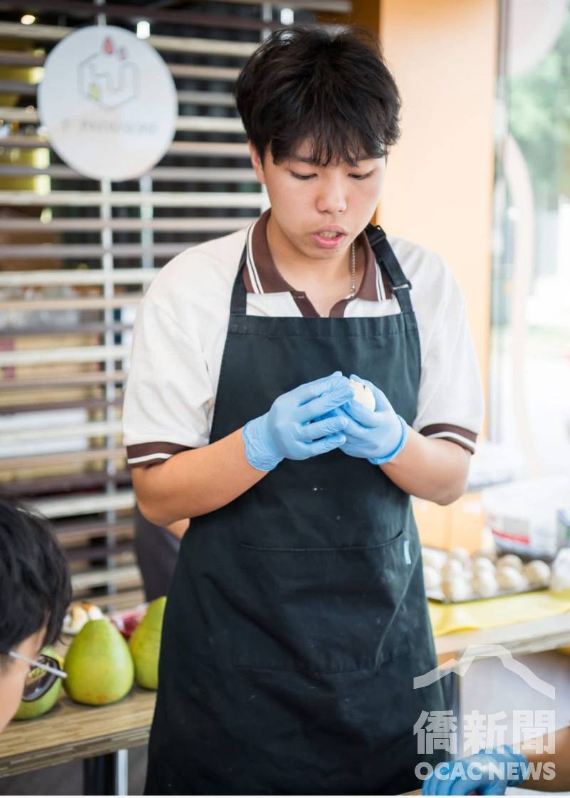 陳源亨主辦臺式月餅手作體驗活動，親自示範教導FASCA學員如何製作蛋黃酥。