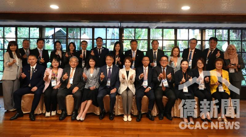 李姸慧（前排中）與世總第32屆回國訪問團合影。