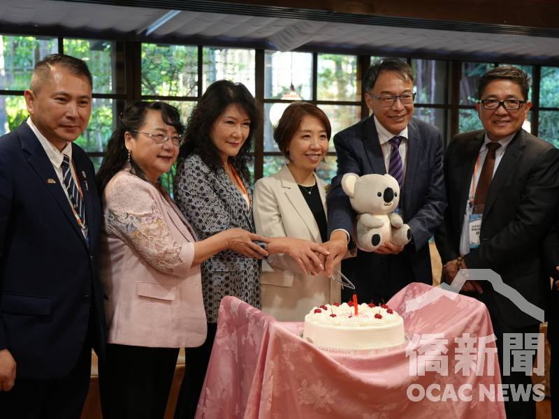 世總回國訪團於僑委會歡迎晚宴為李姸慧（中）驚喜慶生。