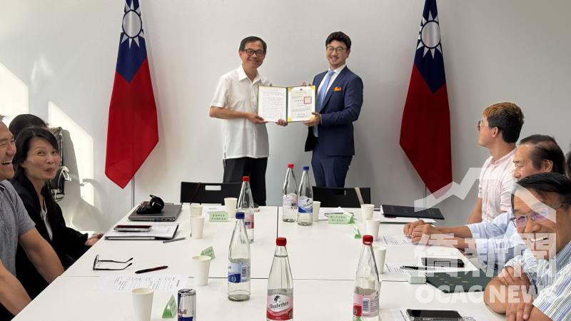 羅美舜代表僑務委員會頒發僑務顧問聘書