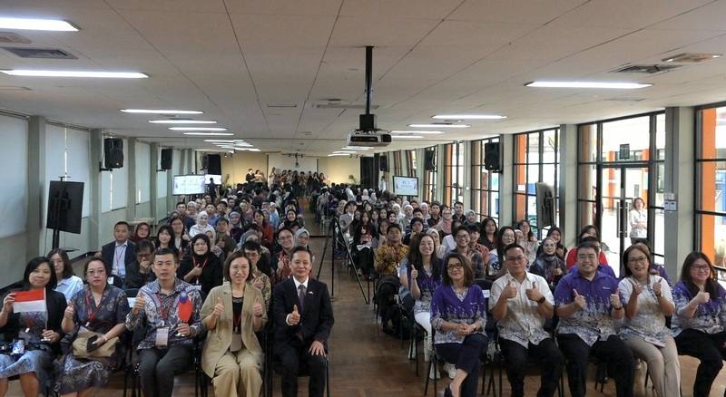 Taiwan's representative to Indonesia, Bruce Hung (fifth left from front) poses with BINUS University representatives, as well as the 86 Indonesian students who have been selected to study in Taiwan this year under two Ministry of Education scholarship pro