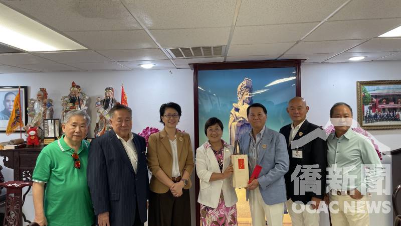 徐佳青致贈臺灣茶葉禮盒及香油錢予越棉寮華裔聯誼會及天后廟