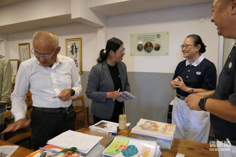 僑務諮詢委員周如意與國立臺南大學文化與自然資源學系系主任張靜宜交流分享長期投入難民教育與文化推廣的心得。（左二為張靜宜，右二為周如意）