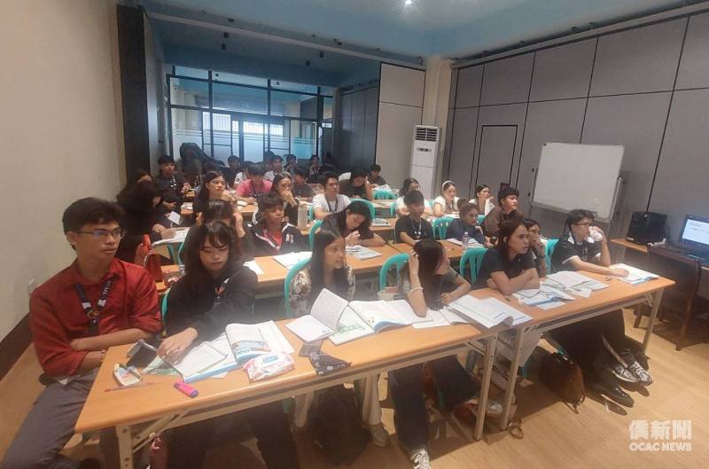 學員專心聆聽課程，展現學習華語的熱忱。
