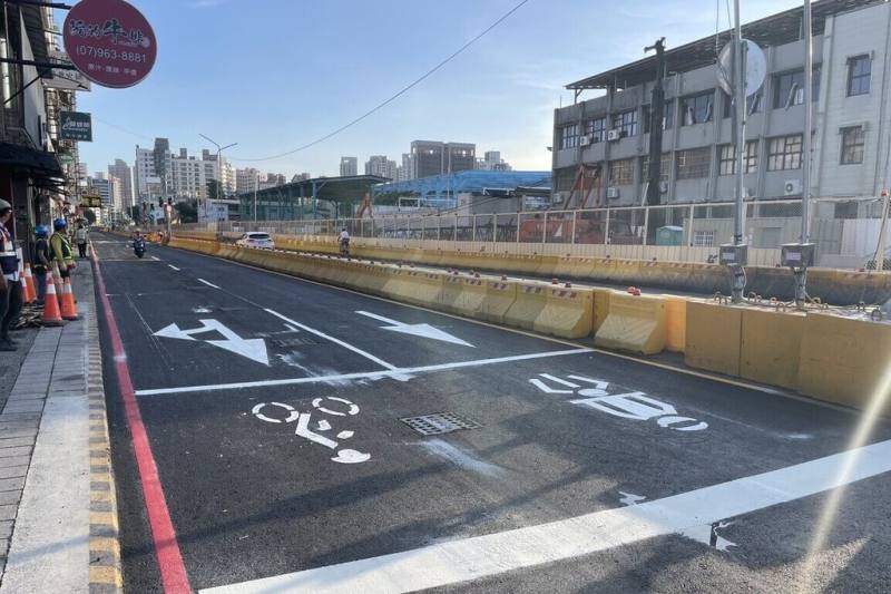 高雄市政府推動高雄捷運黃線建設，並同步提升周邊道路服務品質，日前已完成澄清路等道路刨鋪作業。（高雄市捷運局提供）