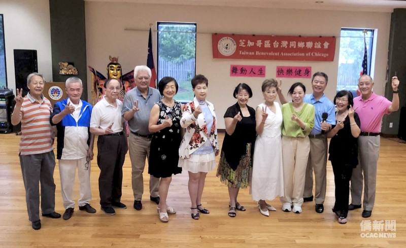 芝加哥臺灣同鄉聯誼會理事及舞蹈老師合影