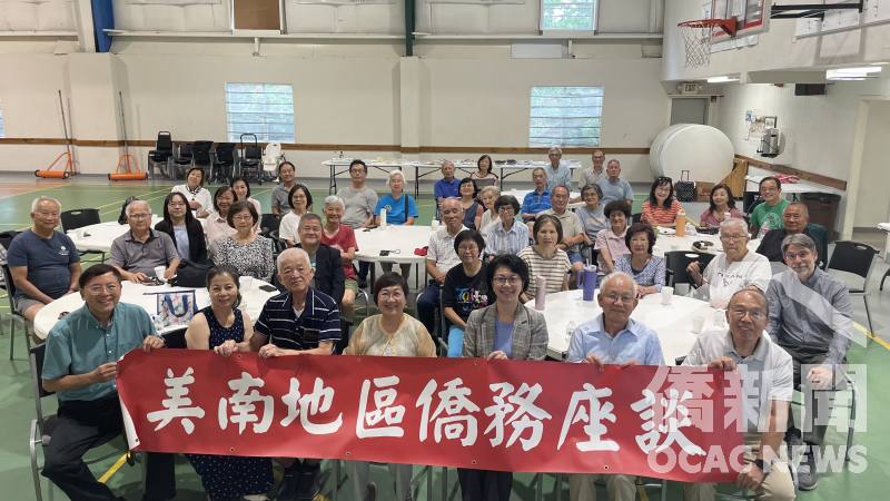 僑務委員會委員長徐佳青(前排中)出席美南地區明湖臺灣同鄉會僑務座談，與現場與會者大合照
