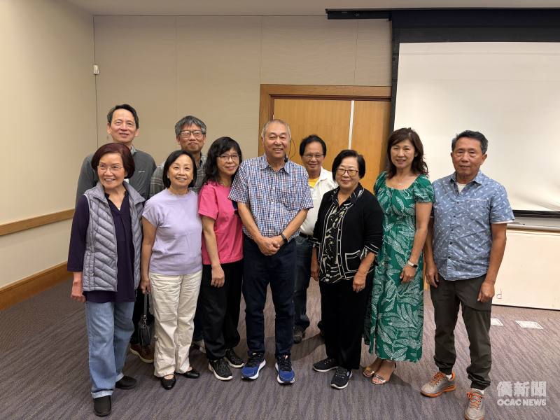 展卷社及Friends of the Millbrae Library幹部與李仁龍(右五)合影。