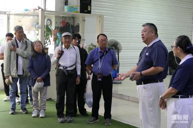 土耳其慈濟基金會負責人胡光中向國立臺南大學師生介紹滿納海國際學校的創立緣起，以及長期投入難民教育與人道關懷的歷程。（右起二為胡光中）