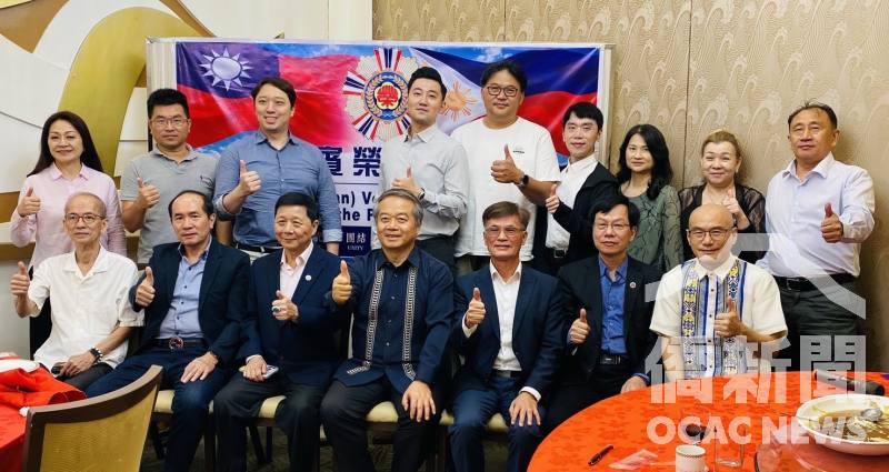 與會僑界代表及貴賓合影留念，共同祝賀菲律賓榮光聯誼會正式成立，攜手傳承榮光精神，凝聚旅菲僑界向心力。