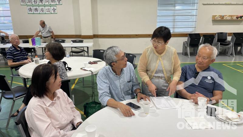 徐佳青(右2)逐桌關心與會鄉親