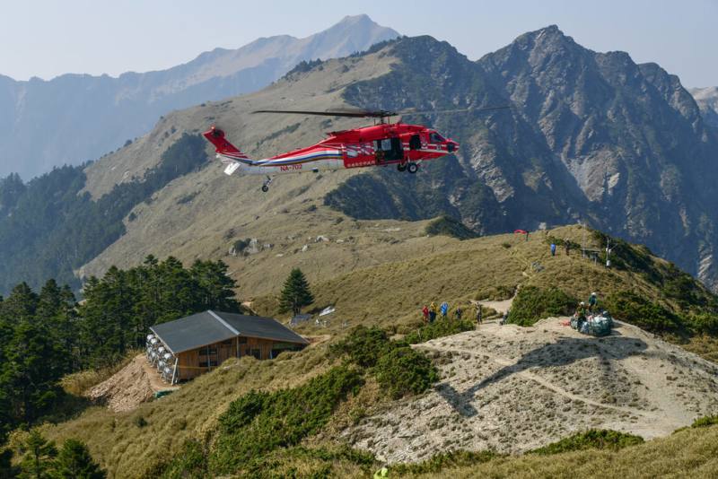 太魯閣國家公園管理處新建「奇萊山屋」已完工，坐落海拔3345公尺高山，施工期間建材吊掛是一項挑戰，每趟次重量與吊掛方式，都必須通過空勤及陸航教官嚴格檢查，吊掛重心配重也得精準，更須與高山多變天氣賽跑。（太魯閣國家公園管理處提供）