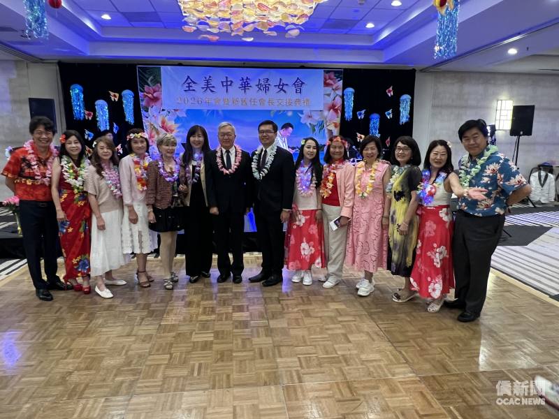 金山灣區文教中心主任莊雅淑(左六)、朱永昌(左七)、西雅圖文教中心主任王偉讚(右七)與僑領合影。