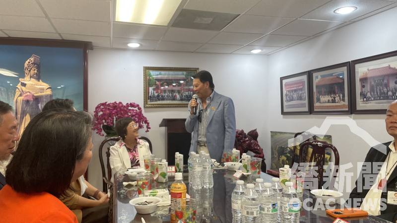 越棉寮華裔聯誼會會長暨僑務促進委員梁偉雄歡迎徐佳青來訪