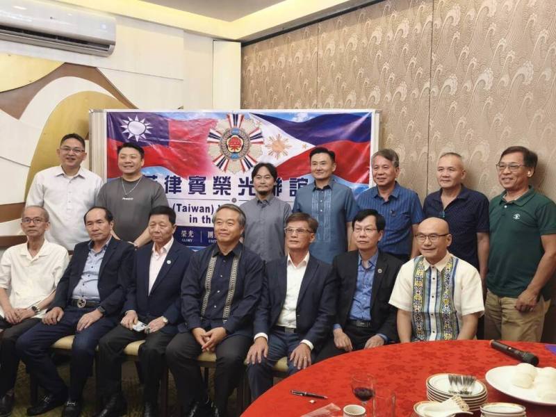 旅菲台灣鄉親及僑界人士11日晚間在馬尼拉籌備成立「菲律賓榮光聯誼會」，行政院政務顧問梁乙元（前排右3）被推選為創會會長。（菲律賓榮光聯誼會籌備會提供）