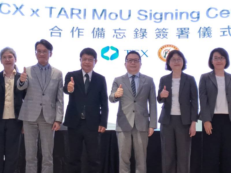 台灣碳權交易所與農業部農業試驗所13日舉行合作備忘錄（MOU）簽署儀式，共同推動台灣土壤碳匯發展，由碳交所董事長林修銘（右3）、農試所所長王仕賢（右4）簽約。