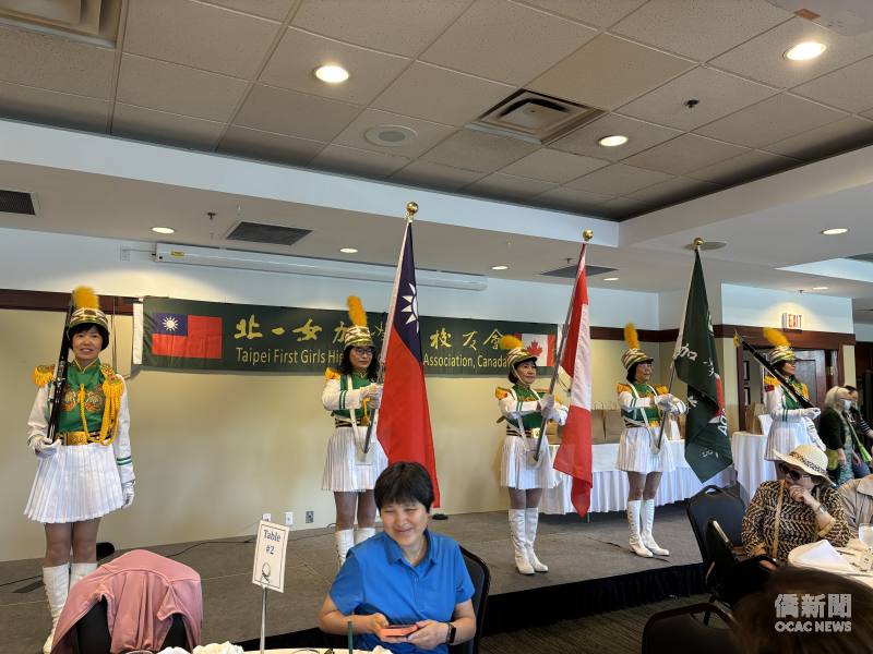 五位校友身穿北一女儀隊制服帥氣進場，並帶來精彩操槍表演。