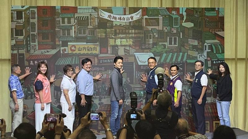 台北市長蔣萬安（左5）13日出席「客聚Taipei Hakka Hub」揭牌典禮，宣布落成啟用，盼未來扮演推廣客家文化、促進世代交流與產業化的重要新據點。