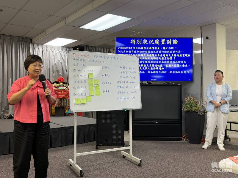 僑委會委員長徐佳青(左)期盼僑領將研習所得，擴大運用到僑團、企業。