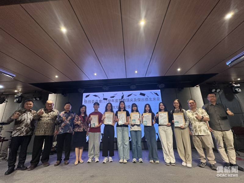 駐印尼代表處僑務組組長李叔玲親自頒發獎學金受獎生僑委會公函及悠遊卡紀念品並與大家合影留念