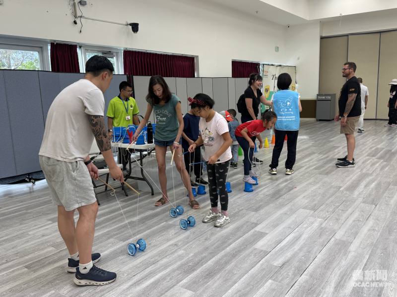 TCML愛飛揚中文學校學生練習扯玲。