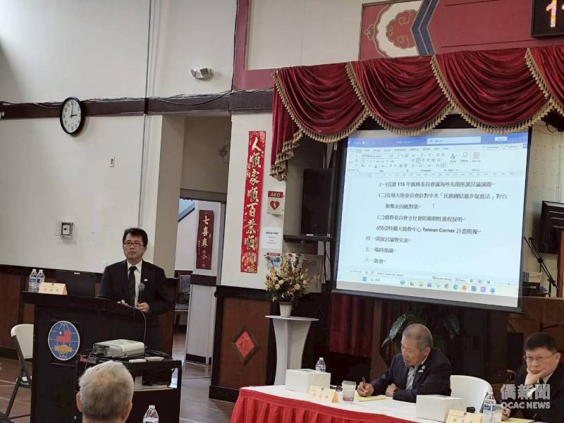 亞特蘭大文教中心主任閻樹榮(站立者)報告及說明相關會議資料