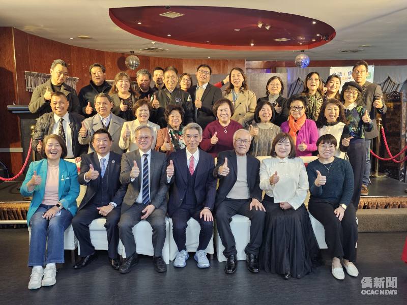 林晨富(前排中)、施振嘉(前排左三)與大奧克蘭地區各僑領合影留念