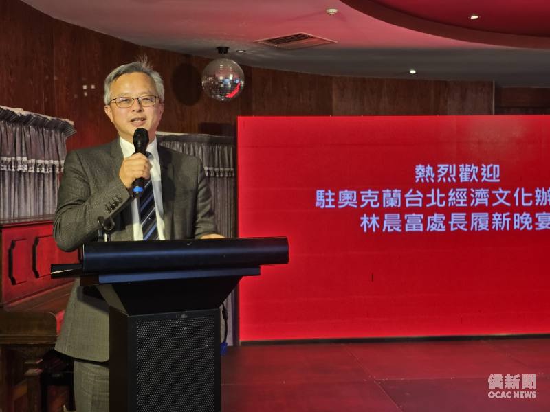 僑務委員施振嘉代表僑胞向林晨富伉儷表達歡迎