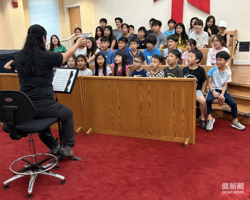 華府臺灣學校「臺語歌謠教唱暨比賽」指導老師梁婷帶領學生練習臺語歌謠