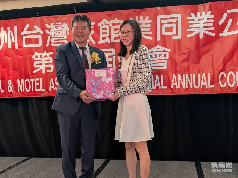洛杉磯文教中心主任張皓鈞（左）頒贈獲獎者贈品。