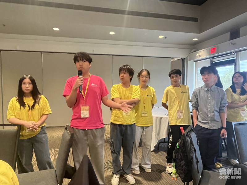 海外青年文化大使（FASCA）溫哥華分會學員與新北市林口康橋國際高中師生相互提出論述，並針對不同意見進行交流與回應