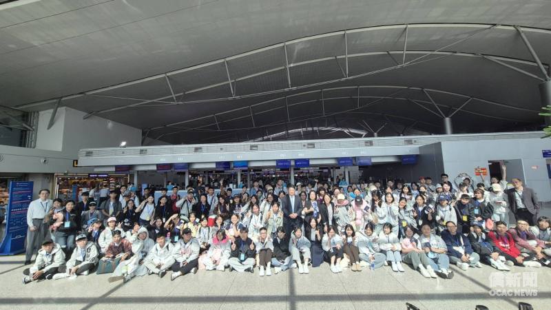 出發前胡志明市新山一國際機場大合影(駐胡志明市辦事處處長韓國耀為中間西裝者)