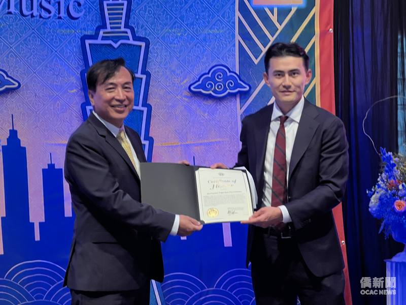 舊金山市長Daniel Lurie辦公室主任鄒智涵(右)代表市長贈賀狀由委員會主席胡立民(左)接受。