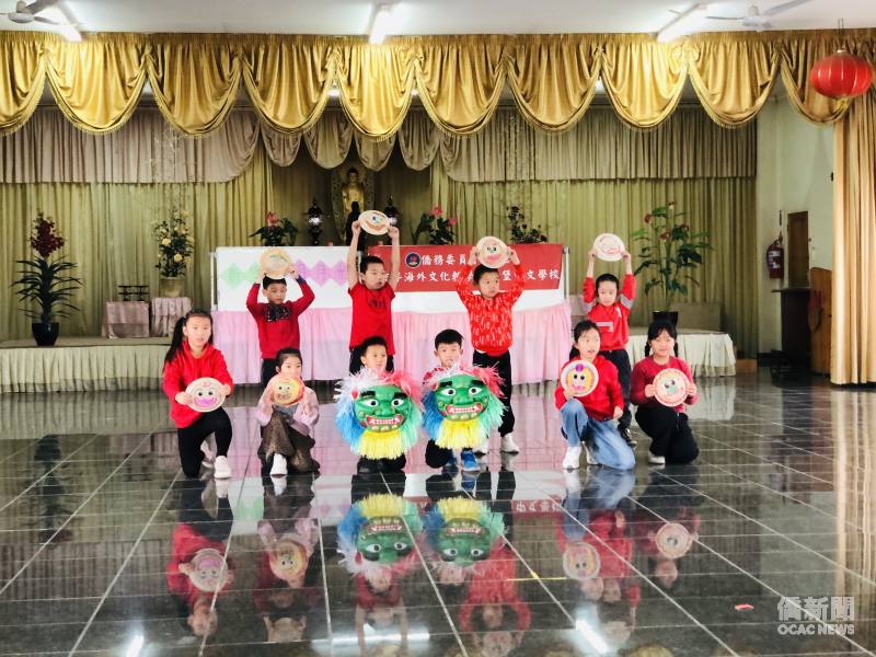 學員們親手彩繪獅頭，結合傳統體育，帶來「歡樂祥獅喜相逢」的成果展演