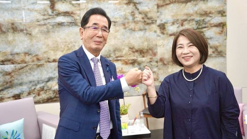 日台友好促進山口縣議會議員連盟會長島田教明（左）13日拜會屏東縣政府，縣長周春米（右）接見，雙方進行城市交流並互相擊拳打氣。（屏東縣政府提供）
