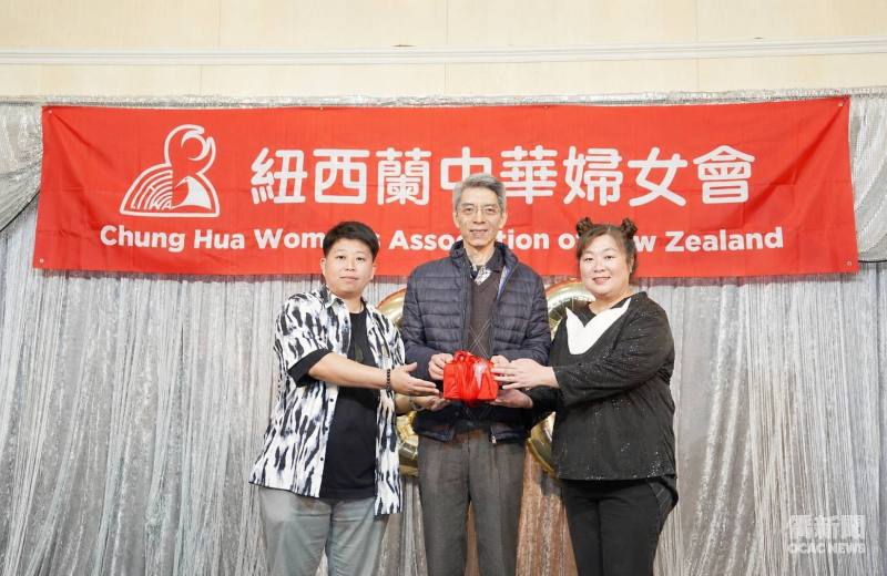 由駐奧克蘭辦事處處長林晨富(中)監交，紐西蘭中華婦女會順利由第16屆會長劉千瑋(左)交棒給第17屆會長許文旖(右)