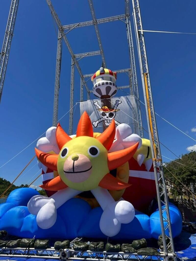 「2026花蓮FUN暑假」活動15日將在壽豐鄉鯉魚潭開展，知名動漫IP「航海王」（ONE PIECE）主題亮點搶先迎賓，千陽號現身鯉魚潭。（花蓮縣政府觀光處提供）